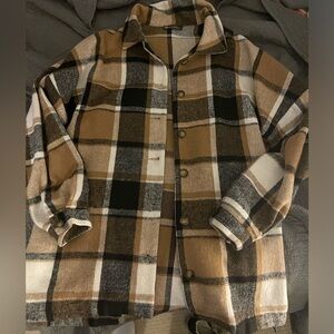 Super soft plaid flannel/shacket with pockets! Size Medium.